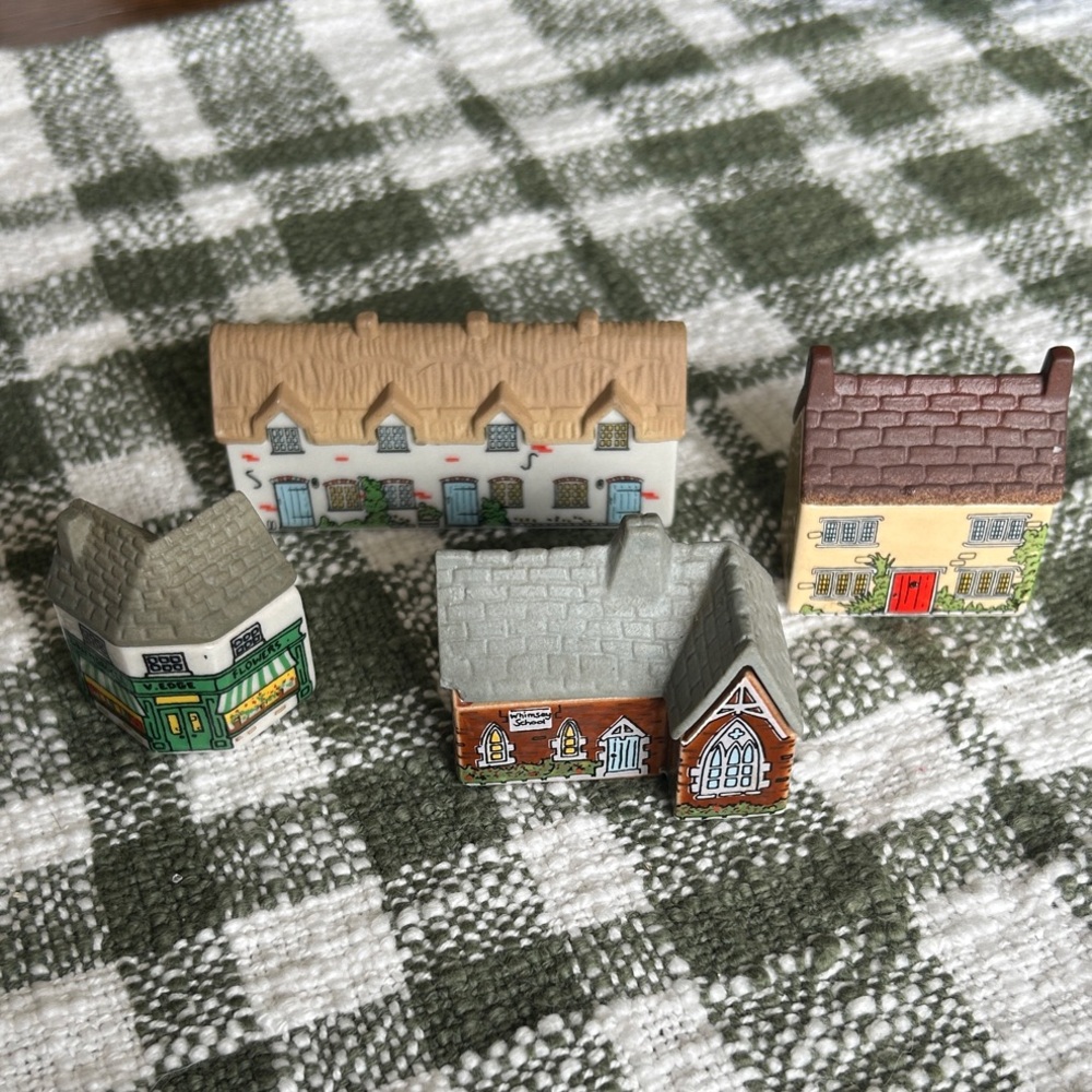 Charming Wade England Miniature Village Buildings